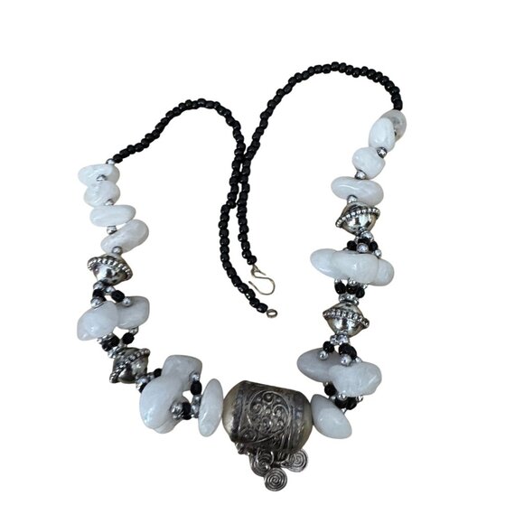 White Jade & Onyx Beaded Tibetan Necklace With Silver-Plated Pendant 21" - Picture 5 of 6